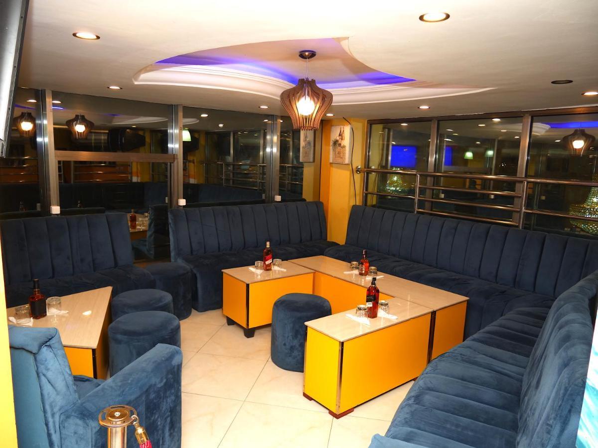 Marriot Metropolitan Hotel Дуала Екстериор снимка